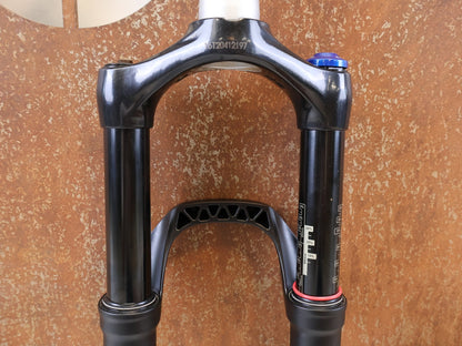 Federgabel von Rock Shox, ROCKSHOX REBA RL 29 ZOLL BOOST FEDERGABEL 120 MM / SCHWARZ vor USEDBIKES-OB.DE Hintergrund