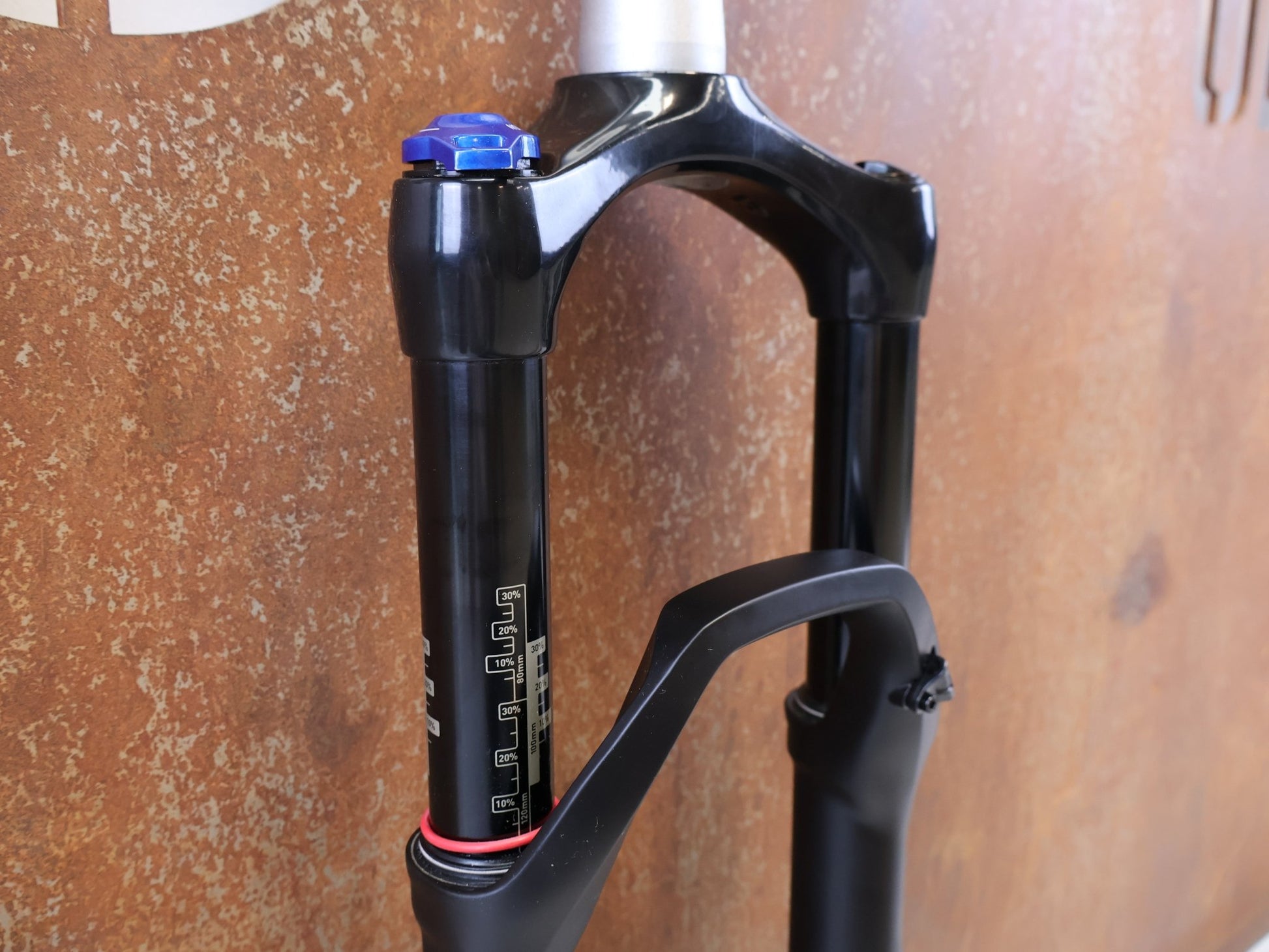 Federgabel von Rock Shox, ROCKSHOX REBA RL 29 ZOLL BOOST FEDERGABEL 120 MM / SCHWARZ vor USEDBIKES-OB.DE Hintergrund