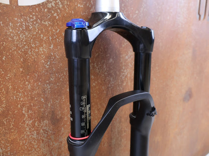 Federgabel von Rock Shox, ROCKSHOX REBA RL 29 ZOLL BOOST FEDERGABEL 120 MM / SCHWARZ vor USEDBIKES-OB.DE Hintergrund