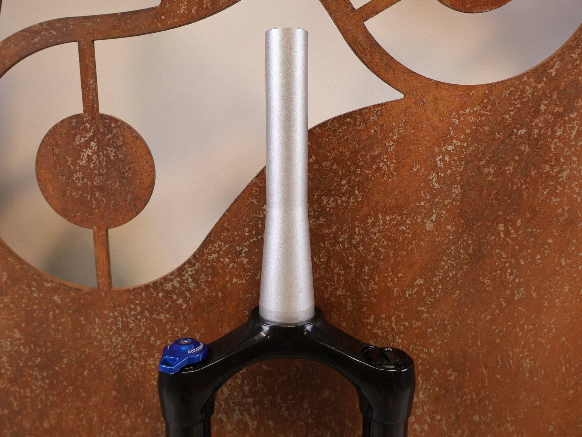 Federgabel von Rock Shox, ROCKSHOX REBA RL 29 ZOLL BOOST FEDERGABEL 120 MM / SCHWARZ vor USEDBIKES-OB.DE Hintergrund