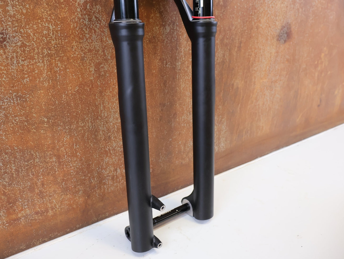 Federgabel von Rock Shox, ROCKSHOX REBA RL 29 ZOLL BOOST FEDERGABEL 120 MM / SCHWARZ vor USEDBIKES-OB.DE Hintergrund