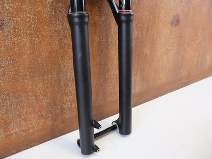 Federgabel von Rock Shox, ROCKSHOX REBA RL 29 ZOLL BOOST FEDERGABEL 120 MM / SCHWARZ vor USEDBIKES-OB.DE Hintergrund