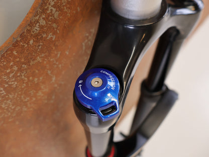 Federgabel von Rock Shox, ROCKSHOX REBA RL 29 ZOLL BOOST FEDERGABEL 120 MM / SCHWARZ vor USEDBIKES-OB.DE Hintergrund