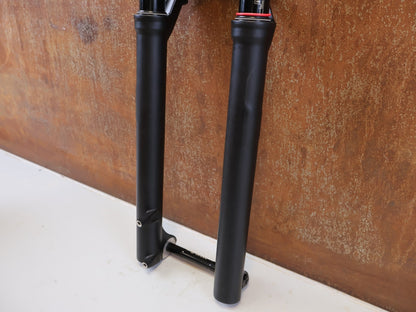 Federgabel von Rock Shox, ROCKSHOX REBA RL 29 ZOLL BOOST FEDERGABEL 120 MM / SCHWARZ vor USEDBIKES-OB.DE Hintergrund
