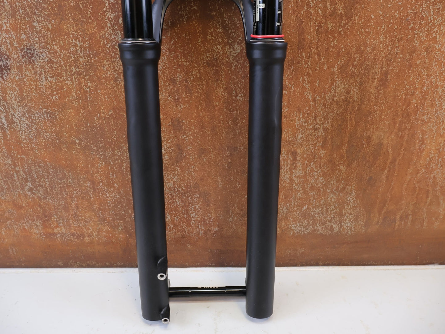 Federgabel von Rock Shox, ROCKSHOX REBA RL 29 ZOLL BOOST FEDERGABEL 120 MM / SCHWARZ vor USEDBIKES-OB.DE Hintergrund