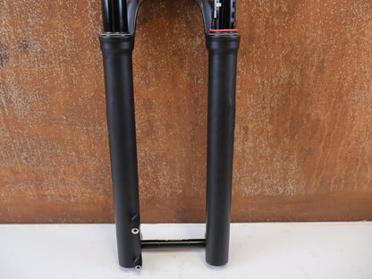 Federgabel von Rock Shox, ROCKSHOX REBA RL 29 ZOLL BOOST FEDERGABEL 120 MM / SCHWARZ vor USEDBIKES-OB.DE Hintergrund