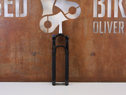 Federgabel von Rock Shox, ROCKSHOX REBA RL 29 ZOLL BOOST FEDERGABEL 120 MM / SCHWARZ vor USEDBIKES-OB.DE Hintergrund