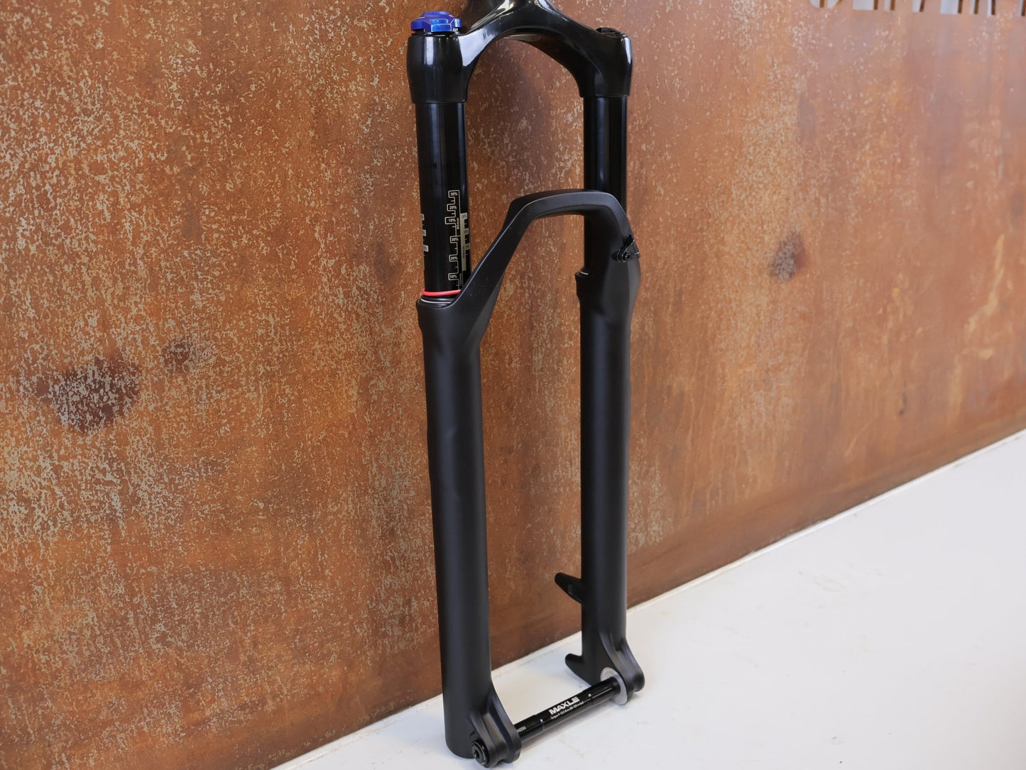 Federgabel von Rock Shox, ROCKSHOX REBA RL 29 ZOLL BOOST FEDERGABEL 120 MM / SCHWARZ vor USEDBIKES-OB.DE Hintergrund