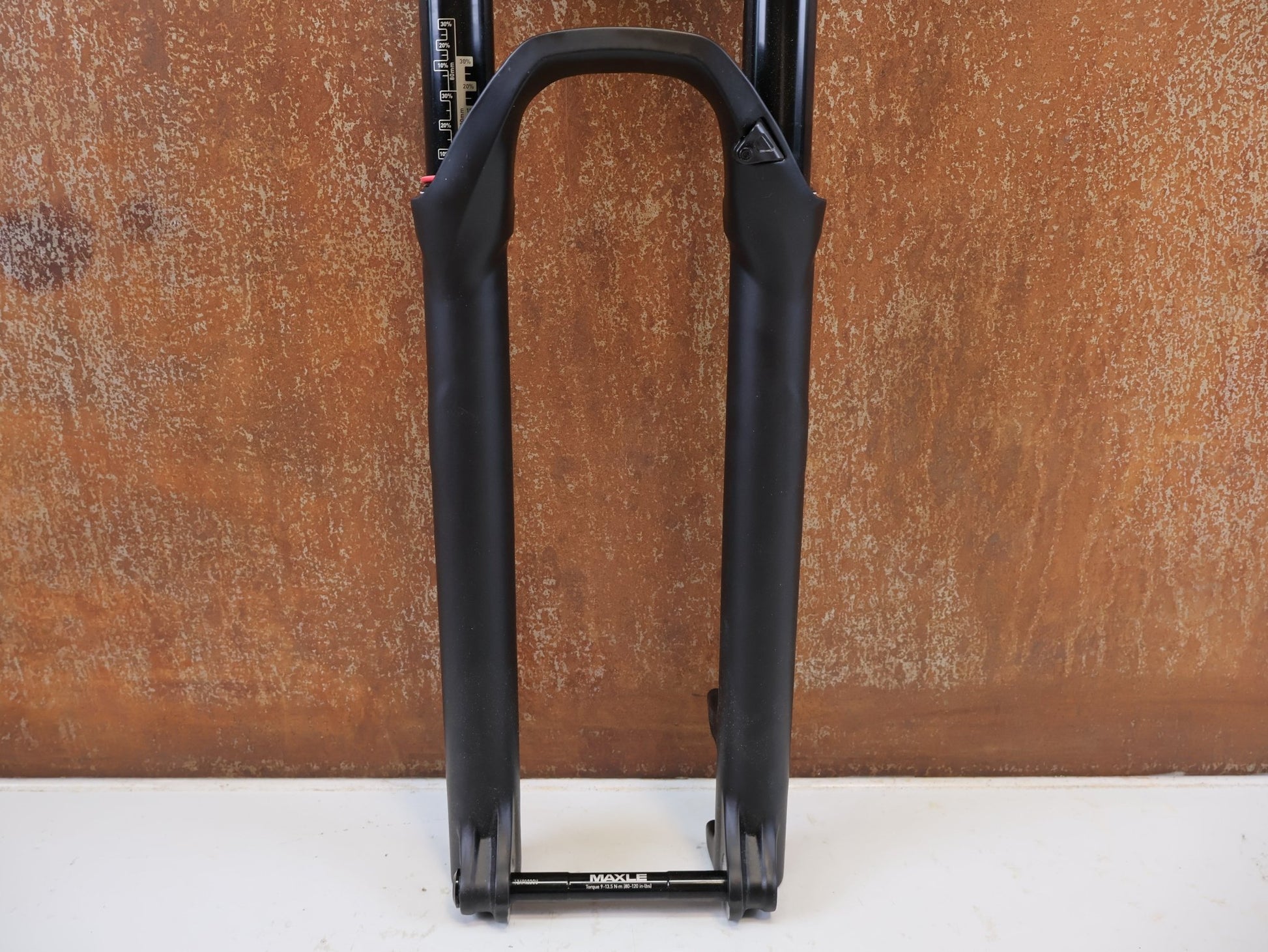 Federgabel von Rock Shox, ROCKSHOX REBA RL 29 ZOLL BOOST FEDERGABEL 120 MM / SCHWARZ vor USEDBIKES-OB.DE Hintergrund