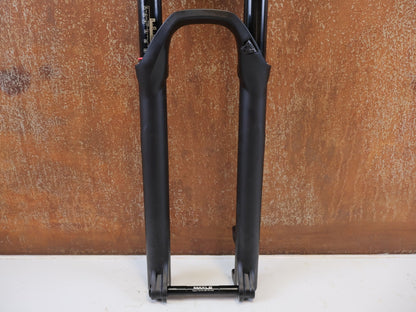 Federgabel von Rock Shox, ROCKSHOX REBA RL 29 ZOLL BOOST FEDERGABEL 120 MM / SCHWARZ vor USEDBIKES-OB.DE Hintergrund