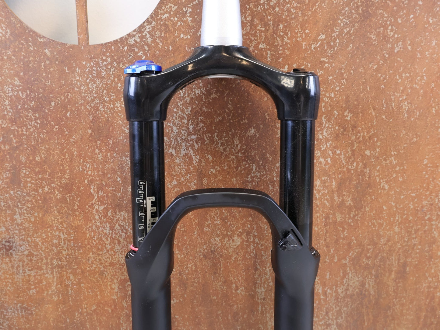 Federgabel von Rock Shox, ROCKSHOX REBA RL 29 ZOLL BOOST FEDERGABEL 120 MM / SCHWARZ vor USEDBIKES-OB.DE Hintergrund