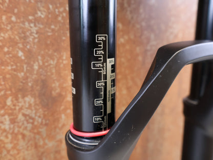 Federgabel von Rock Shox, ROCKSHOX REBA RL 29 ZOLL BOOST FEDERGABEL 120 MM / SCHWARZ vor USEDBIKES-OB.DE Hintergrund