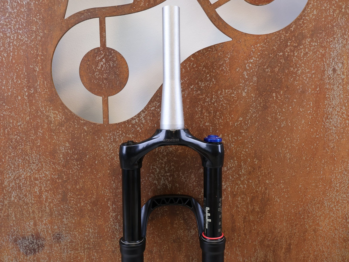 Federgabel von Rock Shox, ROCKSHOX REBA RL 29 ZOLL BOOST FEDERGABEL 120 MM / SCHWARZ vor USEDBIKES-OB.DE Hintergrund