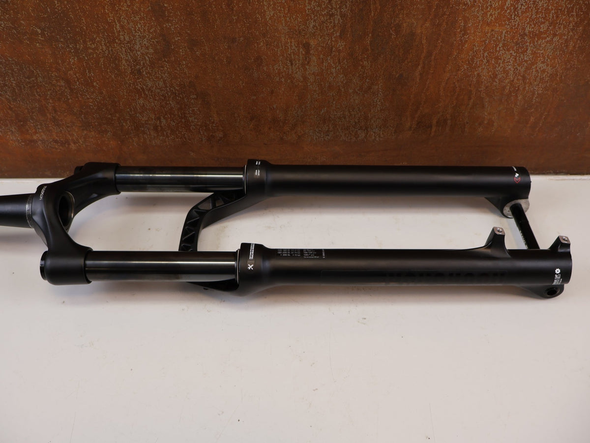 Federgabel von Rock Shox, ROCKSHOX RECON SILVER RL 29 150MM MOTION CONTROL FEDERGABEL vor USEDBIKES-OB.DE Hintergrund
