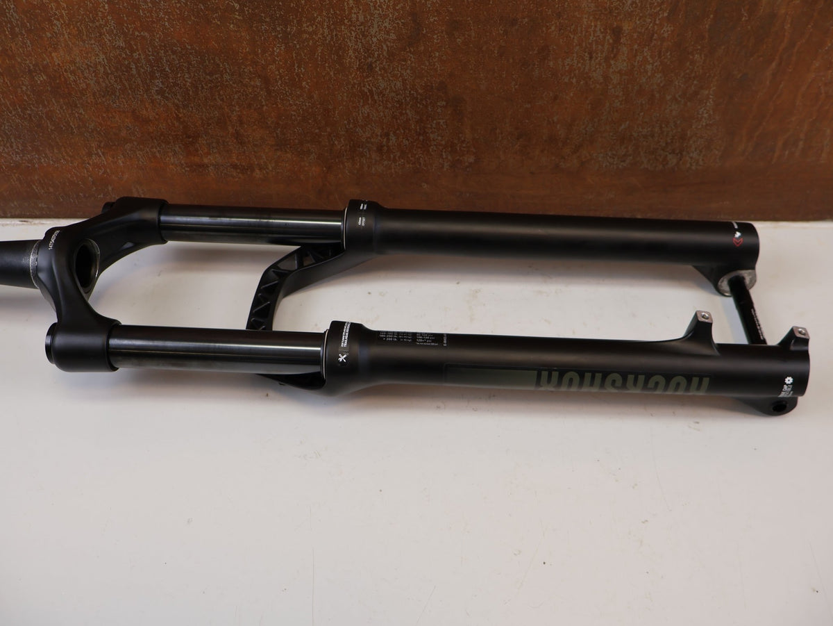 Federgabel von Rock Shox, ROCKSHOX RECON SILVER RL 29 150MM MOTION CONTROL FEDERGABEL vor USEDBIKES-OB.DE Hintergrund