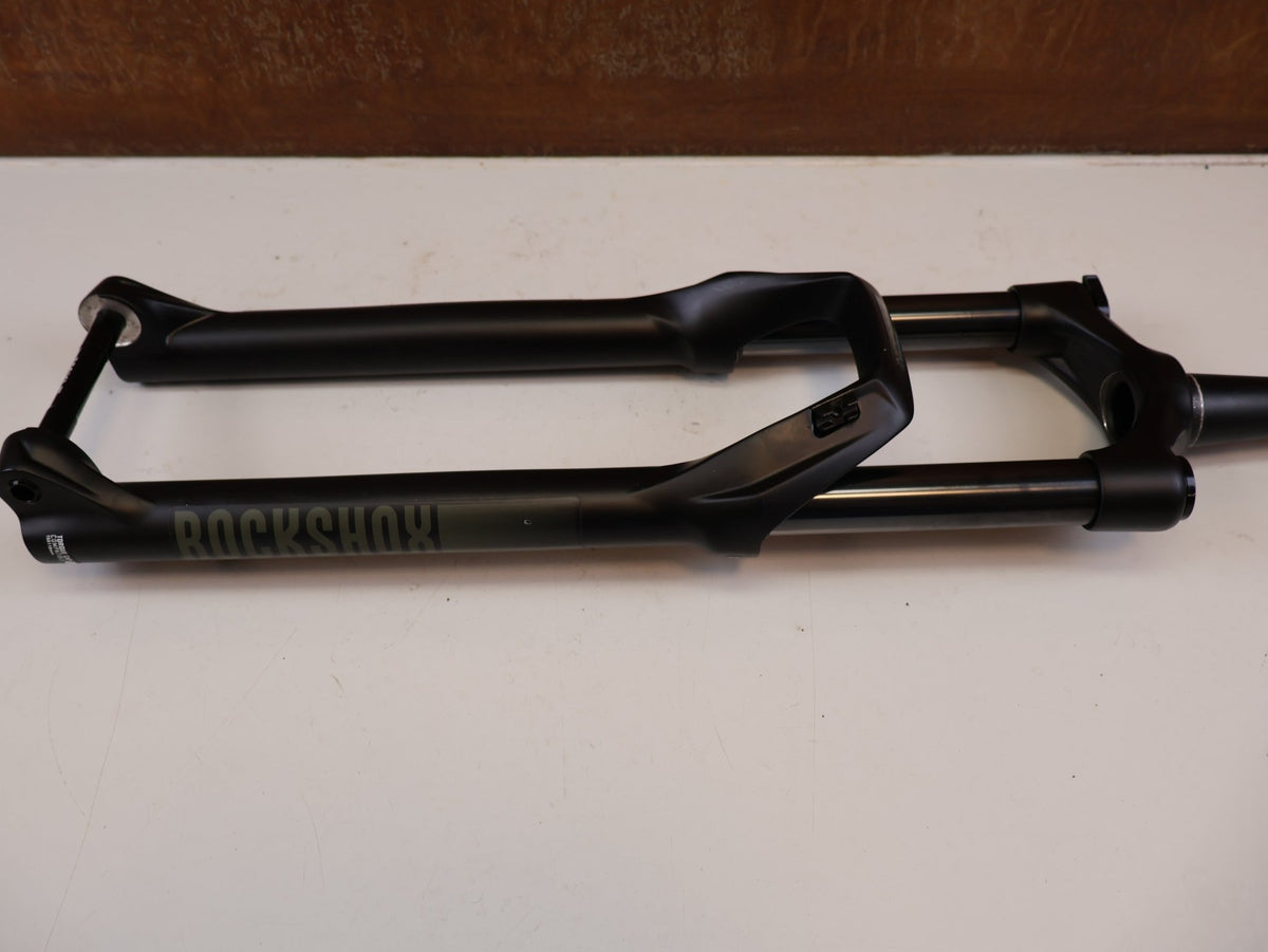 Federgabel von Rock Shox, ROCKSHOX RECON SILVER RL 29 150MM MOTION CONTROL FEDERGABEL vor USEDBIKES-OB.DE Hintergrund