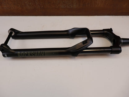 Federgabel von Rock Shox, ROCKSHOX RECON SILVER RL 29 150MM MOTION CONTROL FEDERGABEL vor USEDBIKES-OB.DE Hintergrund