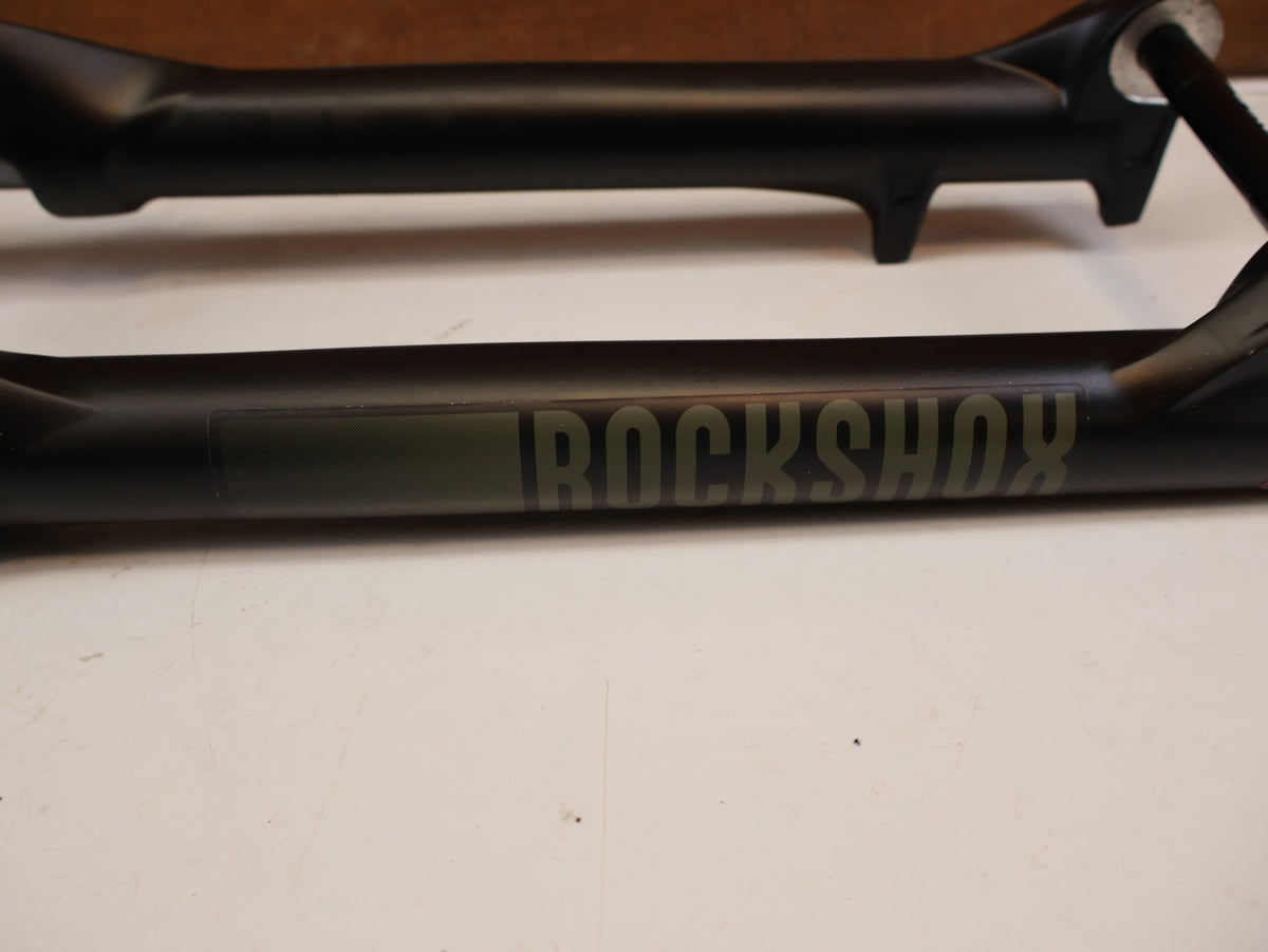 Federgabel von Rock Shox, ROCKSHOX RECON SILVER RL 29 150MM MOTION CONTROL FEDERGABEL vor USEDBIKES-OB.DE Hintergrund