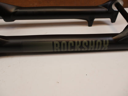 Federgabel von Rock Shox, ROCKSHOX RECON SILVER RL 29 150MM MOTION CONTROL FEDERGABEL vor USEDBIKES-OB.DE Hintergrund