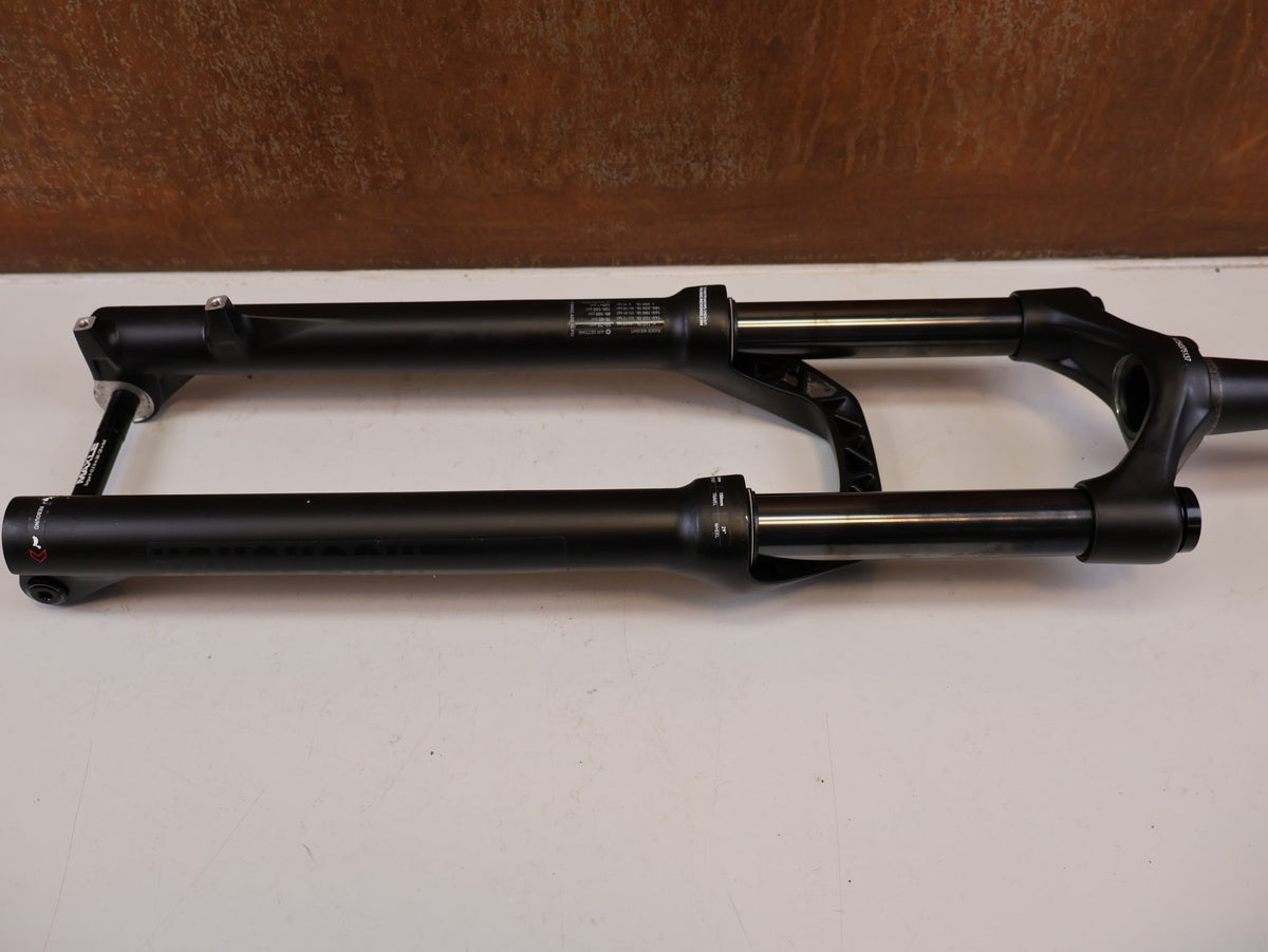 Federgabel von Rock Shox, ROCKSHOX RECON SILVER RL 29 150MM MOTION CONTROL FEDERGABEL vor USEDBIKES-OB.DE Hintergrund
