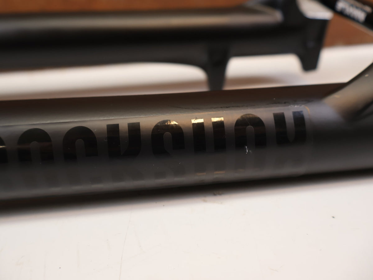 Federgabel von Rock Shox, ROCKSHOX RECON SILVER RL 29 150MM MOTION CONTROL FEDERGABEL vor USEDBIKES-OB.DE Hintergrund