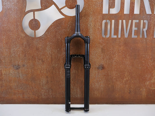 Federgabel von Rock Shox, ROCKSHOX RECON SILVER RL 29 150MM MOTION CONTROL FEDERGABEL vor USEDBIKES-OB.DE Hintergrund