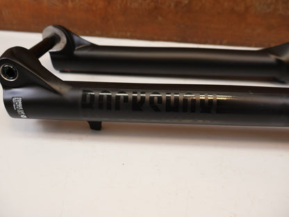 Federgabel von Rock Shox, ROCKSHOX RECON SILVER RL 29 150MM MOTION CONTROL FEDERGABEL vor USEDBIKES-OB.DE Hintergrund