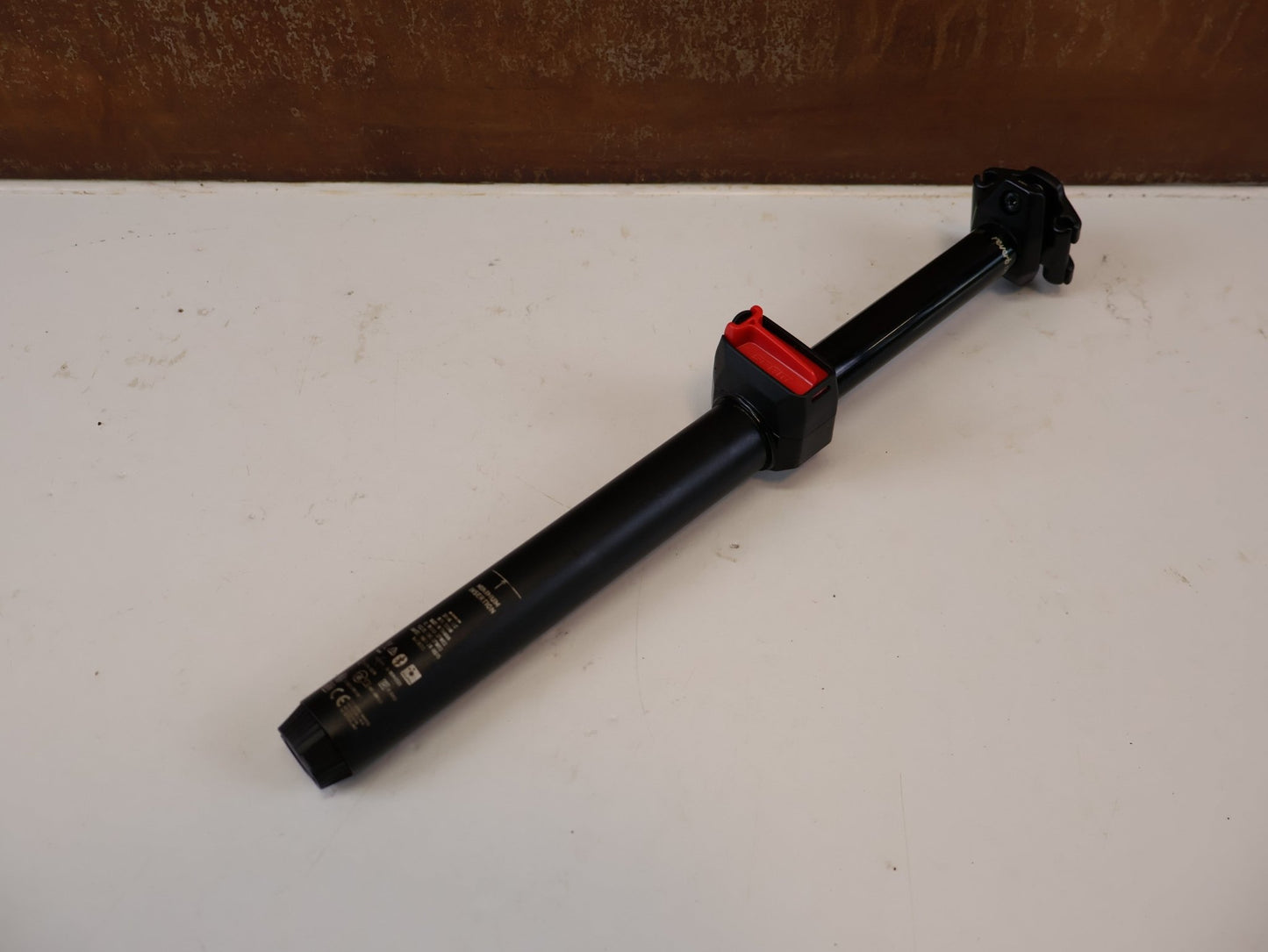 Sattelstütze von Sram, ROCKSHOX REVERB AXS B1 SATTELSTÜTZE / 31.6 MM / 125 MM HUB vor USEDBIKES-OB.DE Hintergrund