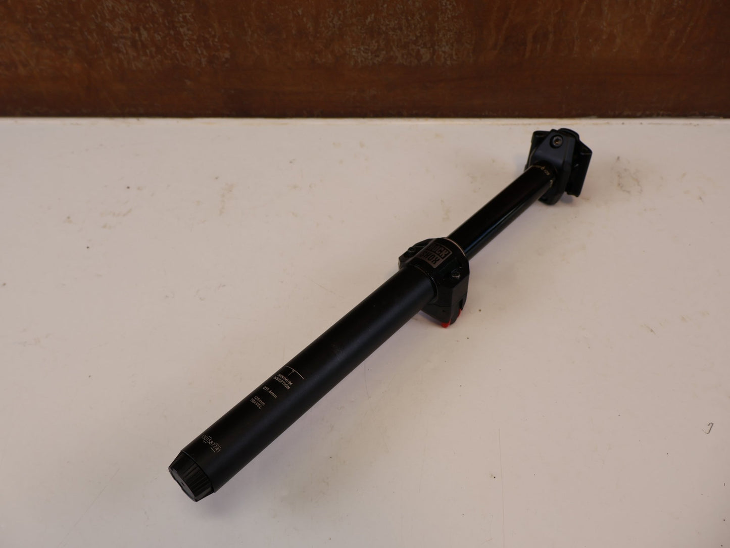 Sattelstütze von Sram, ROCKSHOX REVERB AXS B1 SATTELSTÜTZE / 31.6 MM / 125 MM HUB vor USEDBIKES-OB.DE Hintergrund