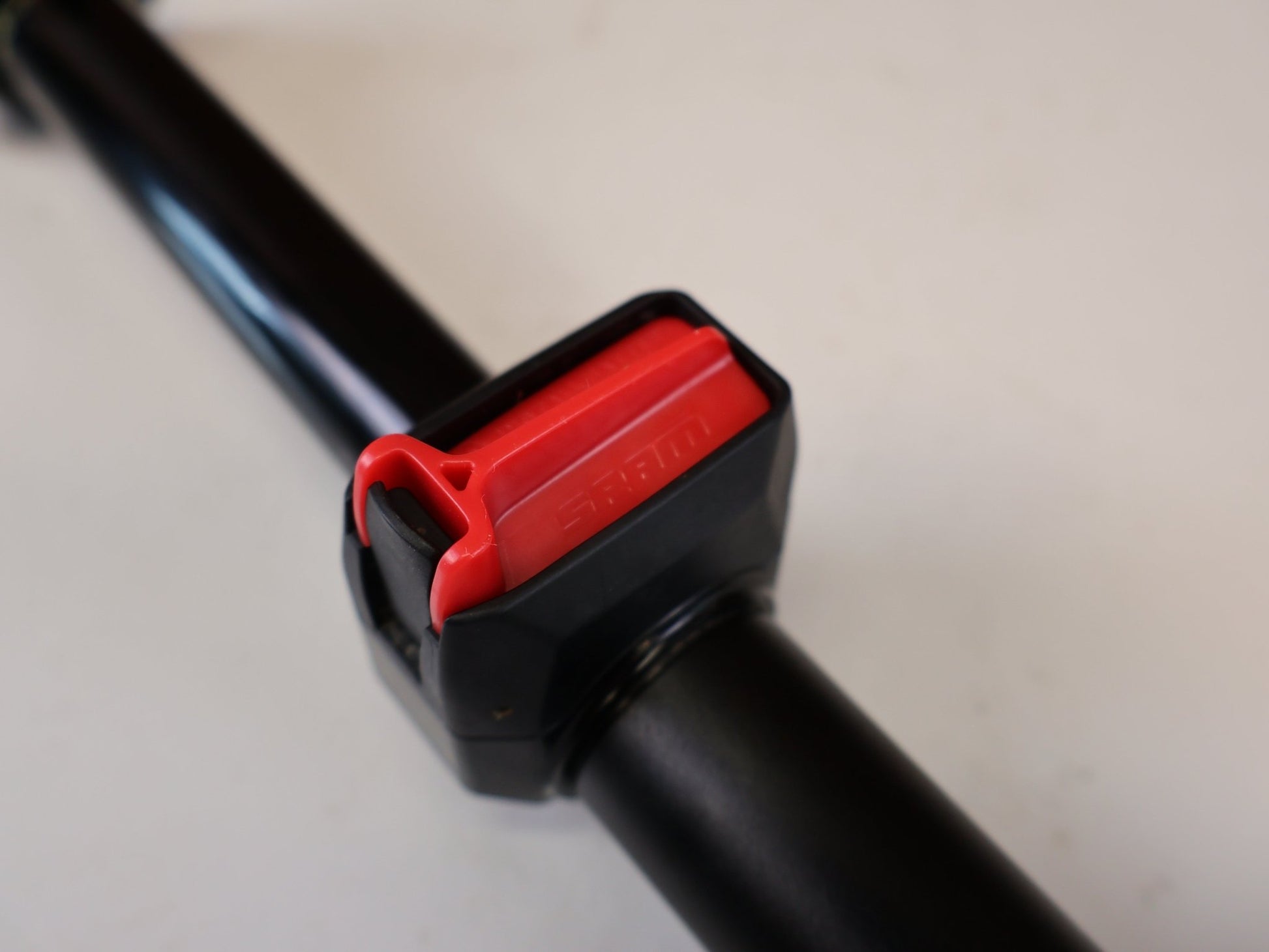 Sattelstütze von Sram, ROCKSHOX REVERB AXS B1 SATTELSTÜTZE / 31.6 MM / 125 MM HUB vor USEDBIKES-OB.DE Hintergrund