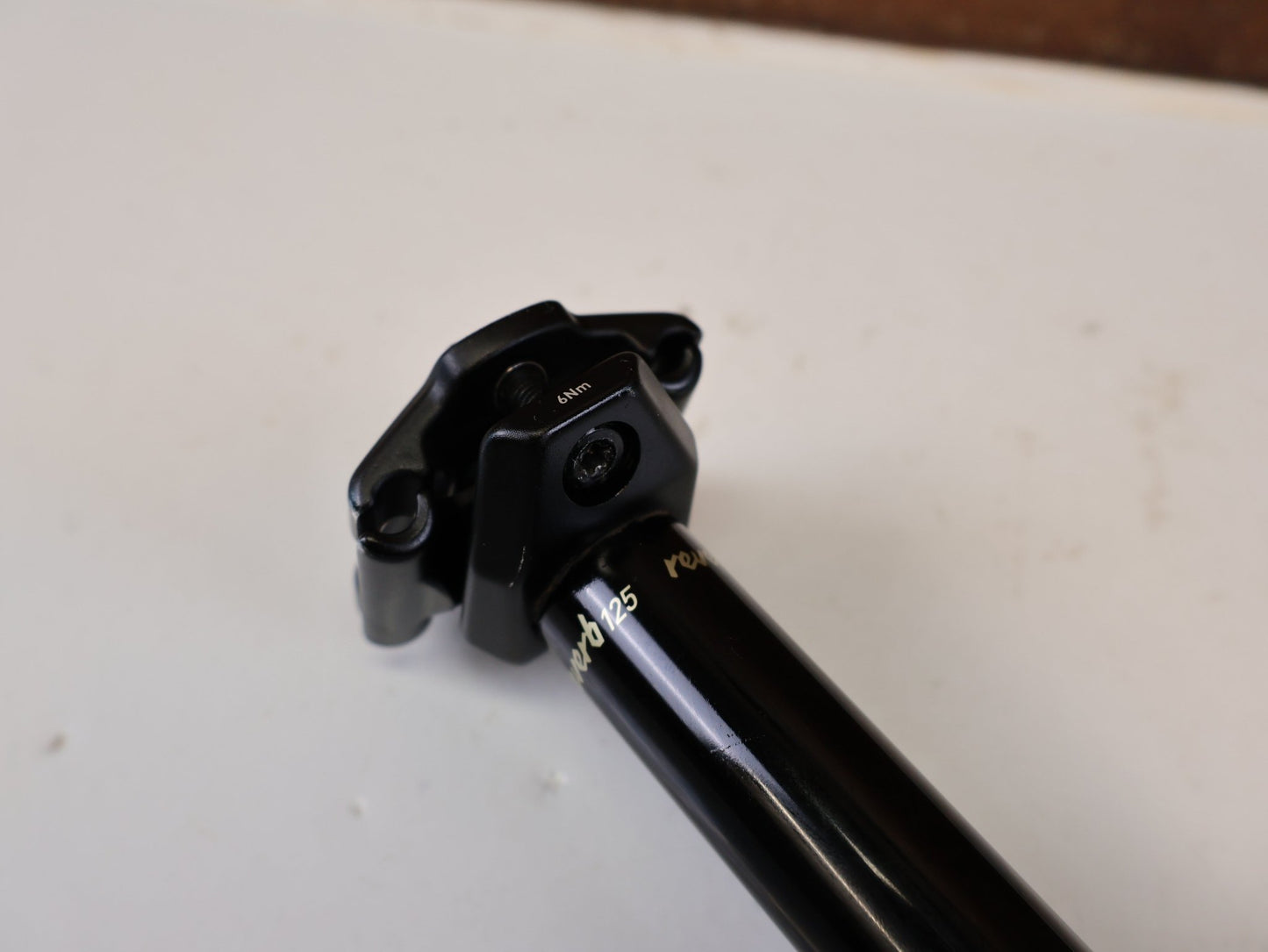 Sattelstütze von Sram, ROCKSHOX REVERB AXS B1 SATTELSTÜTZE / 31.6 MM / 125 MM HUB vor USEDBIKES-OB.DE Hintergrund