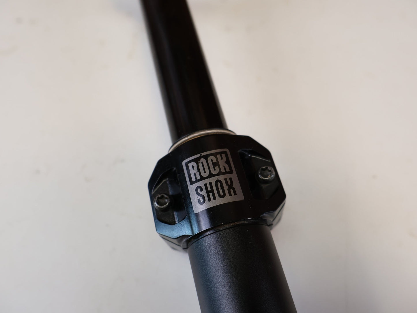 Sattelstütze von Sram, ROCKSHOX REVERB AXS B1 SATTELSTÜTZE / 31.6 MM / 125 MM HUB vor USEDBIKES-OB.DE Hintergrund