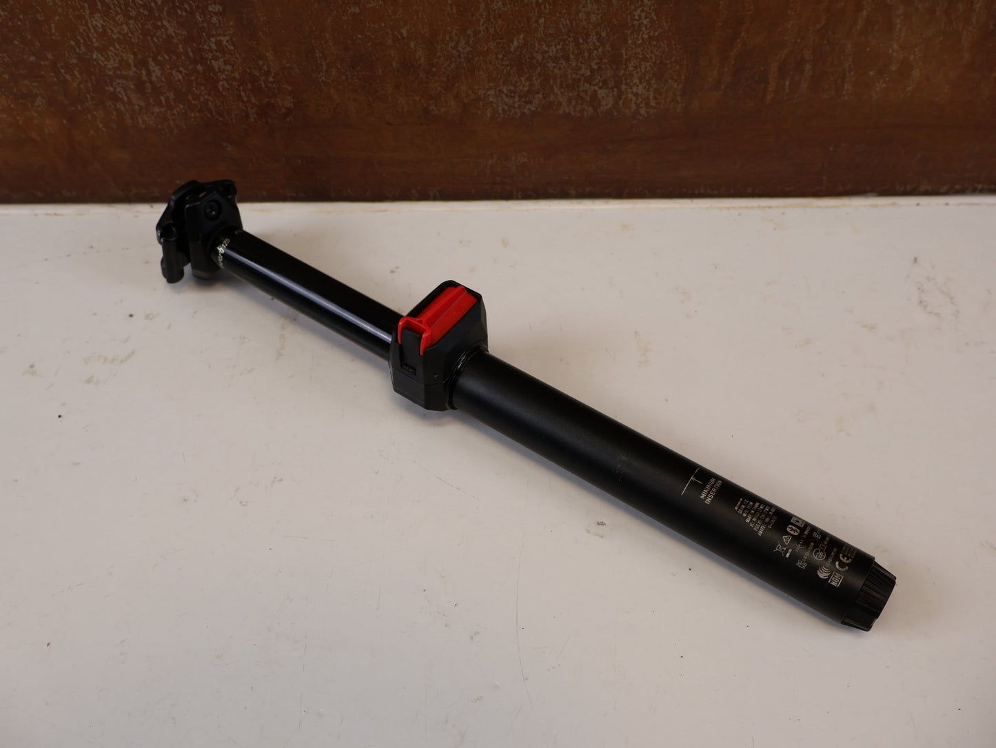 Sattelstütze von Sram, ROCKSHOX REVERB AXS B1 SATTELSTÜTZE / 31.6 MM / 125 MM HUB vor USEDBIKES-OB.DE Hintergrund