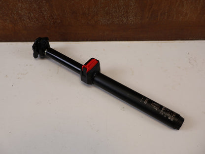 Sattelstütze von Sram, ROCKSHOX REVERB AXS B1 SATTELSTÜTZE / 31.6 MM / 125 MM HUB vor USEDBIKES-OB.DE Hintergrund