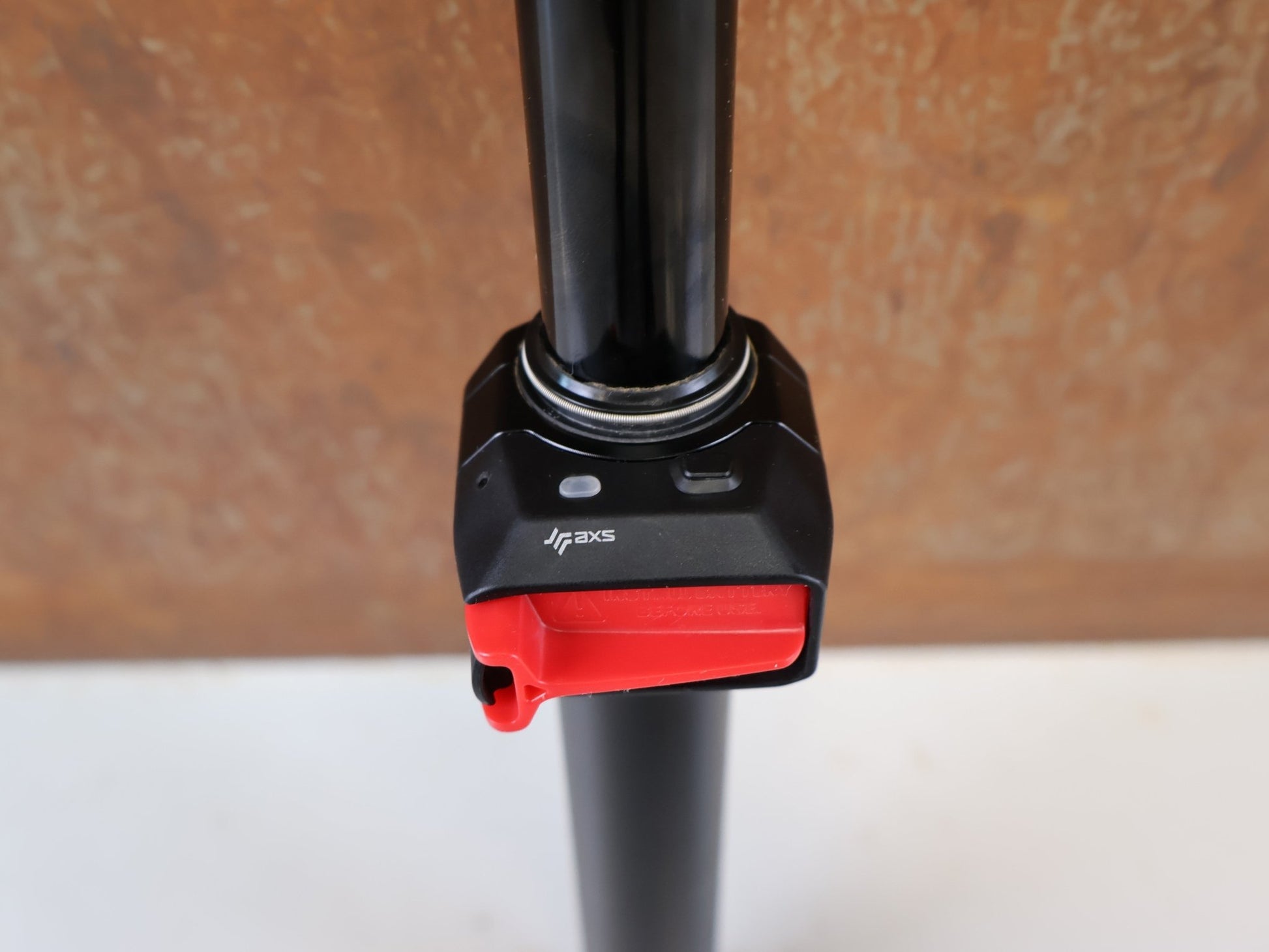 Sattelstütze von Sram, ROCKSHOX REVERB AXS B1 SATTELSTÜTZE / 31.6 MM / 125 MM HUB vor USEDBIKES-OB.DE Hintergrund