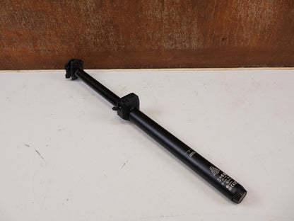 Sattelstütze von Rock Shox, RockShox Reverb AXS B2 Vario-Sattelstütze 31,6mm 200mm vor USEDBIKES-OB.DE Hintergrund