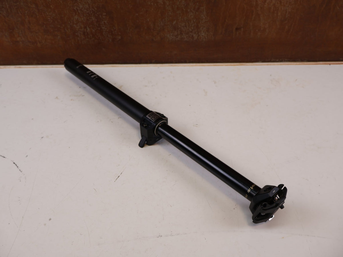 Sattelstütze von Rock Shox, RockShox Reverb AXS B2 Vario-Sattelstütze 31,6mm 200mm vor USEDBIKES-OB.DE Hintergrund