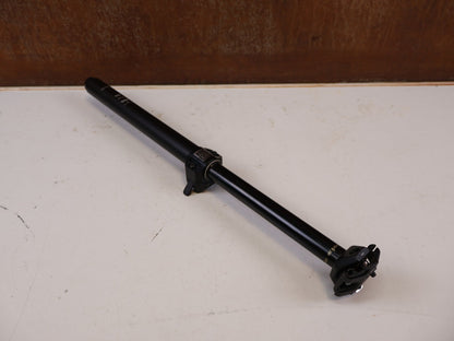 Sattelstütze von Rock Shox, RockShox Reverb AXS B2 Vario-Sattelstütze 31,6mm 200mm vor USEDBIKES-OB.DE Hintergrund