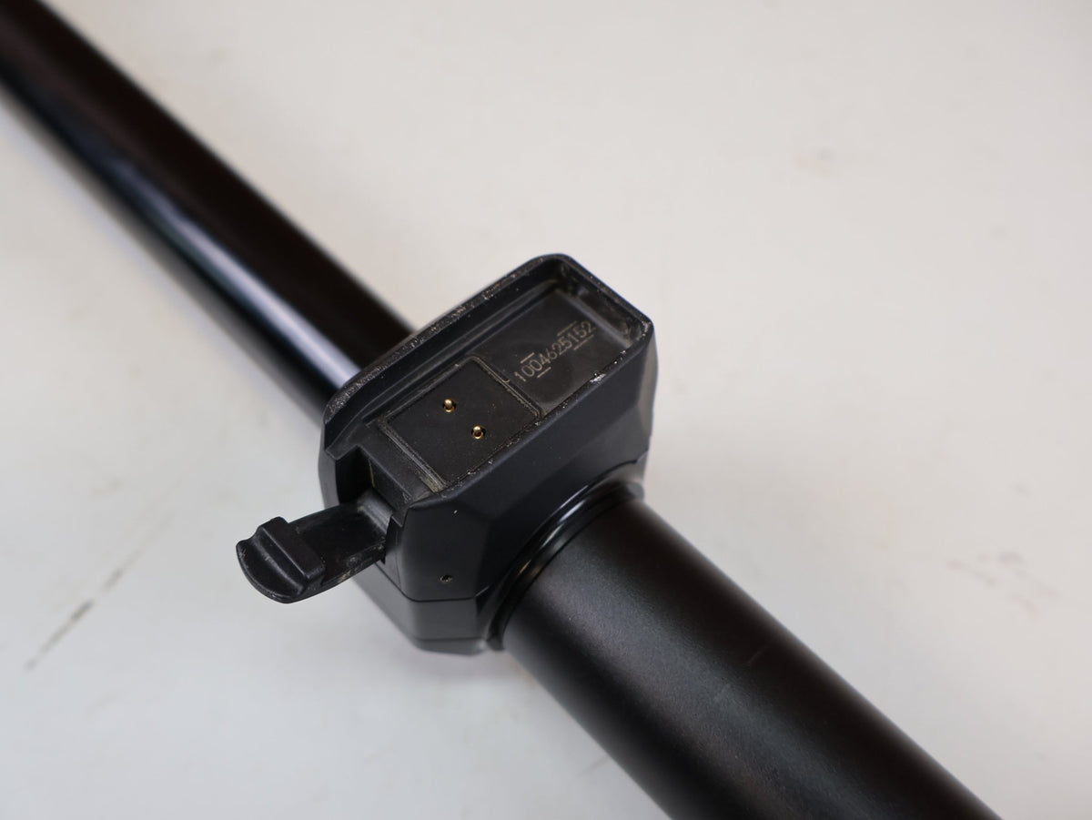 Sattelstütze von Rock Shox, RockShox Reverb AXS B2 Vario-Sattelstütze 31,6mm 200mm vor USEDBIKES-OB.DE Hintergrund