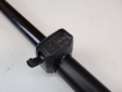 Sattelstütze von Rock Shox, RockShox Reverb AXS B2 Vario-Sattelstütze 31,6mm 200mm vor USEDBIKES-OB.DE Hintergrund
