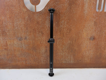 Sattelstütze von Rock Shox, RockShox Reverb AXS B2 Vario-Sattelstütze 31,6mm 200mm vor USEDBIKES-OB.DE Hintergrund