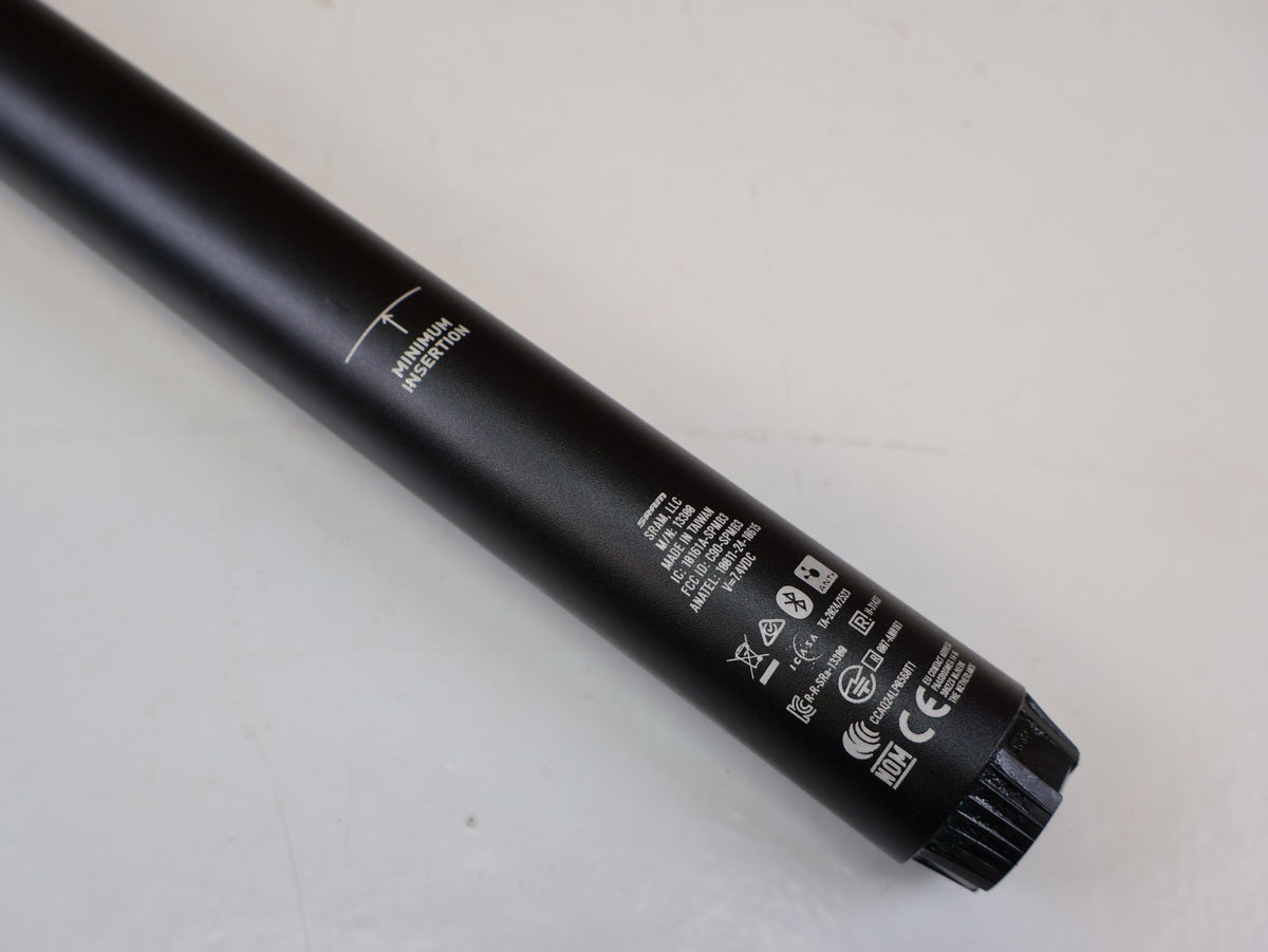 Sattelstütze von Rock Shox, RockShox Reverb AXS B2 Vario-Sattelstütze 31,6mm 200mm vor USEDBIKES-OB.DE Hintergrund