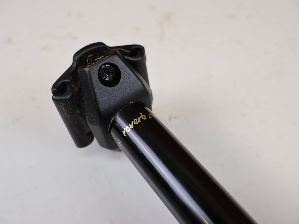 Sattelstütze von Rock Shox, RockShox Reverb AXS B2 Vario-Sattelstütze 31,6mm 200mm vor USEDBIKES-OB.DE Hintergrund