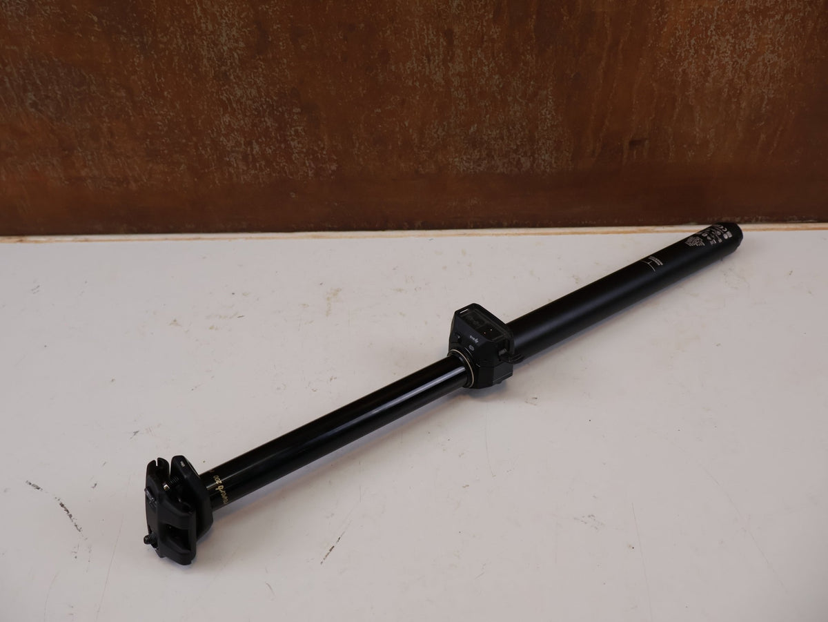 Sattelstütze von Rock Shox, RockShox Reverb AXS B2 Vario-Sattelstütze 31,6mm 200mm vor USEDBIKES-OB.DE Hintergrund