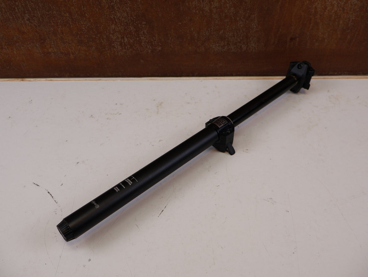 Sattelstütze von Rock Shox, RockShox Reverb AXS B2 Vario-Sattelstütze 31,6mm 200mm vor USEDBIKES-OB.DE Hintergrund