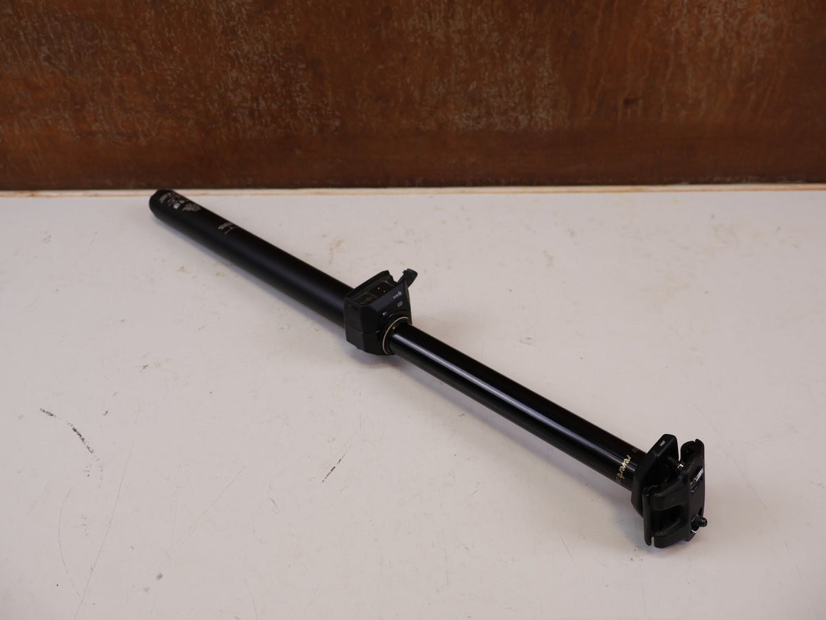 Sattelstütze von Rock Shox, RockShox Reverb AXS B2 Vario-Sattelstütze 31,6mm 200mm vor USEDBIKES-OB.DE Hintergrund