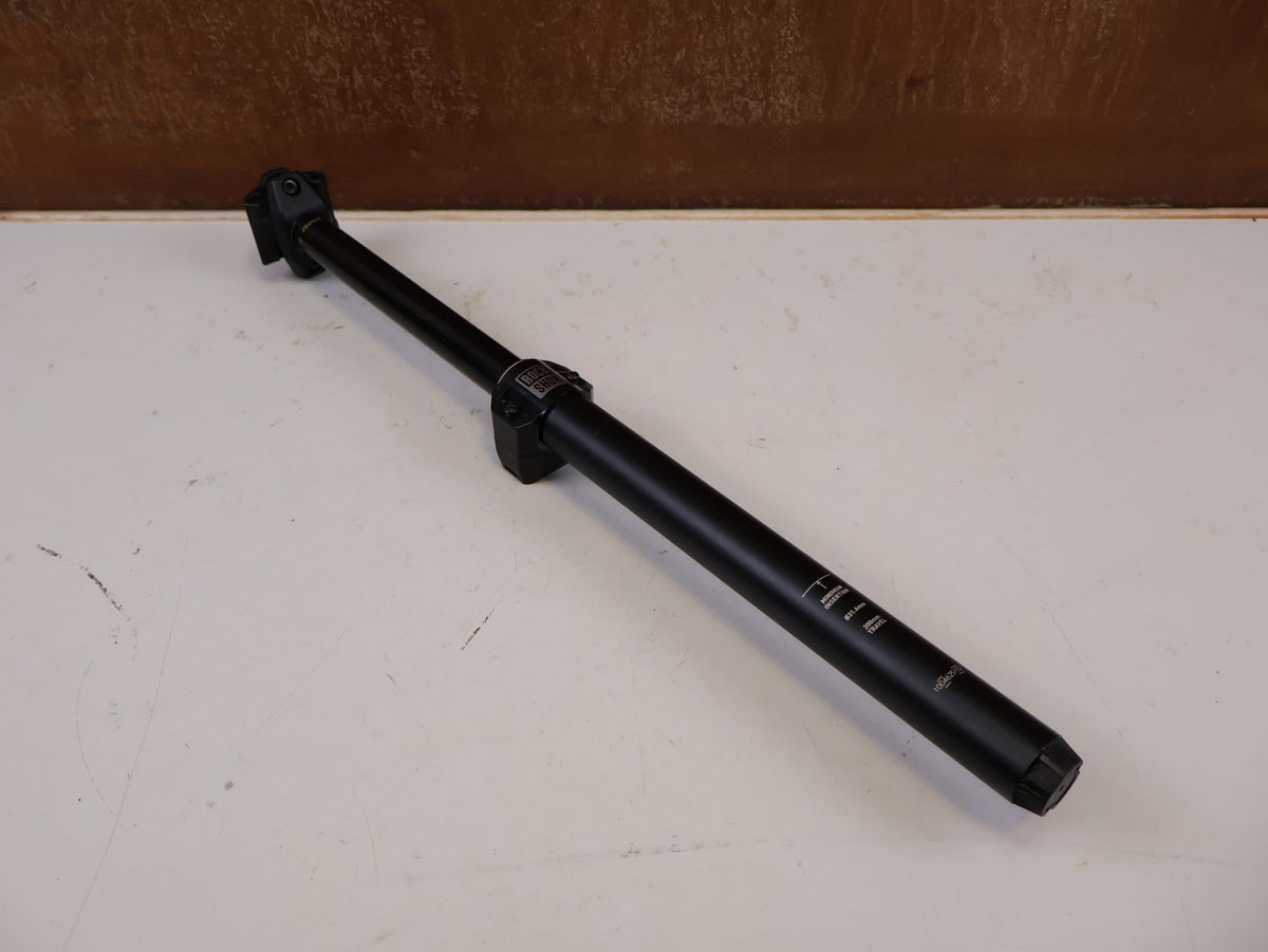 Sattelstütze von Rock Shox, RockShox Reverb AXS B2 Vario-Sattelstütze 31,6mm 200mm vor USEDBIKES-OB.DE Hintergrund