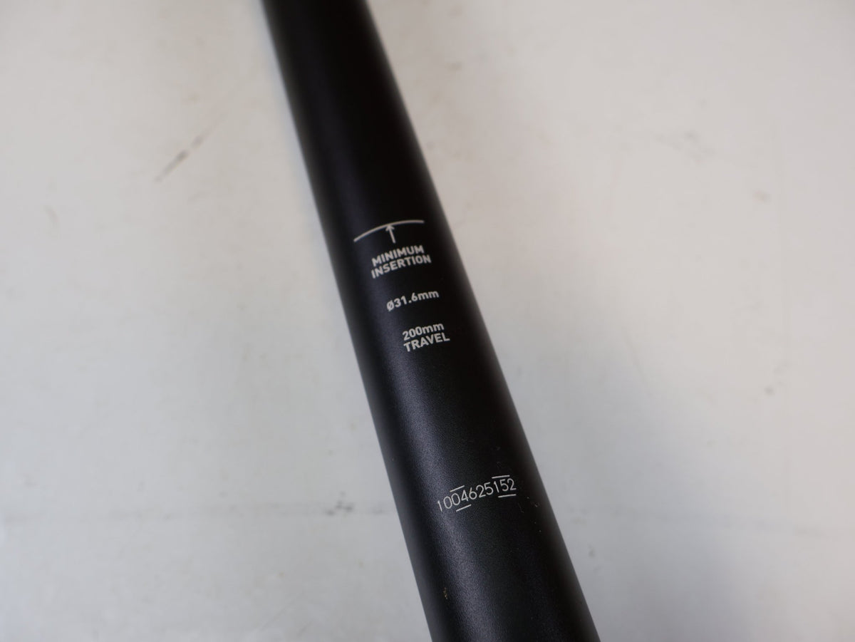 Sattelstütze von Rock Shox, RockShox Reverb AXS B2 Vario-Sattelstütze 31,6mm 200mm vor USEDBIKES-OB.DE Hintergrund