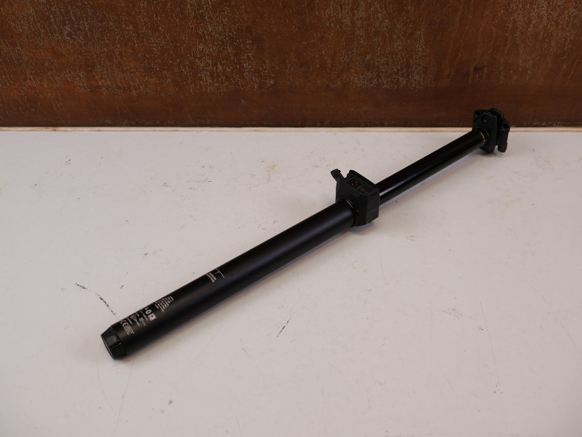 Sattelstütze von Rock Shox, RockShox Reverb AXS B2 Vario-Sattelstütze 31,6mm 200mm vor USEDBIKES-OB.DE Hintergrund