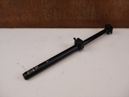 Sattelstütze von Rock Shox, RockShox Reverb AXS B2 Vario-Sattelstütze 31,6mm 200mm vor USEDBIKES-OB.DE Hintergrund